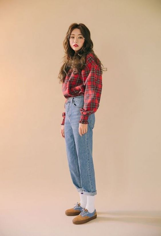 Style Kemeja Flanel Wanita Menggunakan Boyfriend Jeans