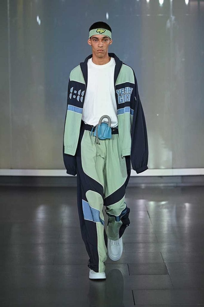 Contoh tampilan gaya gorpcore yang sporty