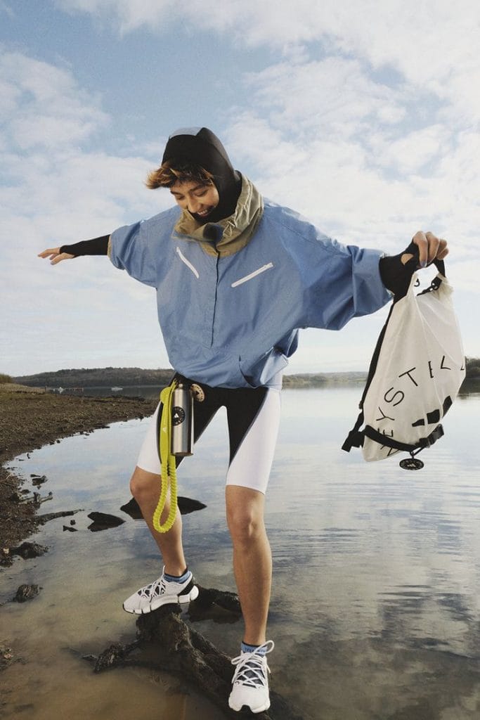 Gaya gorpcore yang sportty dengan sneaker dari Adidas