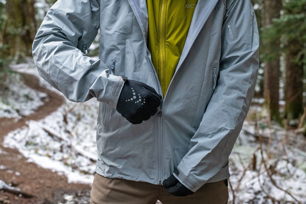 Contoh Jaket Hardshell  Arc'teryx Beta LT
