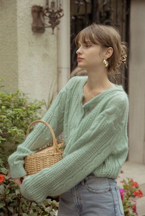 Sweater Outfit Untuk Piknik